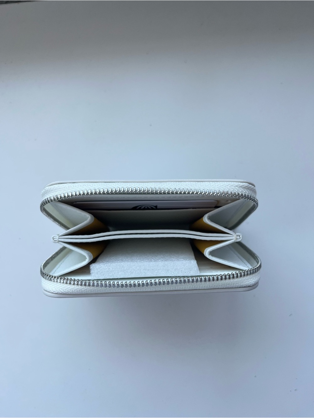Goyard White Signature Chevron Zip-Around Wallet 🚨(High quality counterfeit)🚨 - Picture 3 of 3